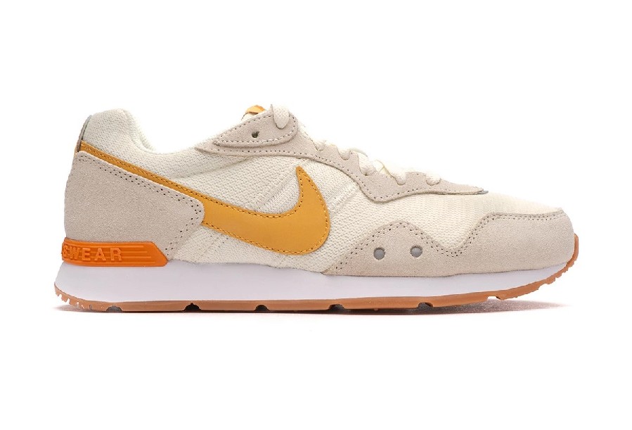 NIKE VENTURE RUNNER BEIGE/MOSTAZA 100