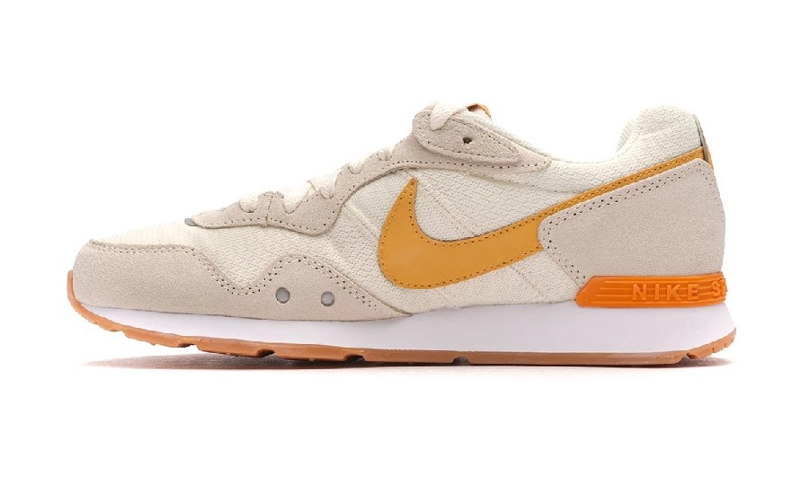 NIKE VENTURE RUNNER BEIGE/MOSTAZA 100 - Imagen 2