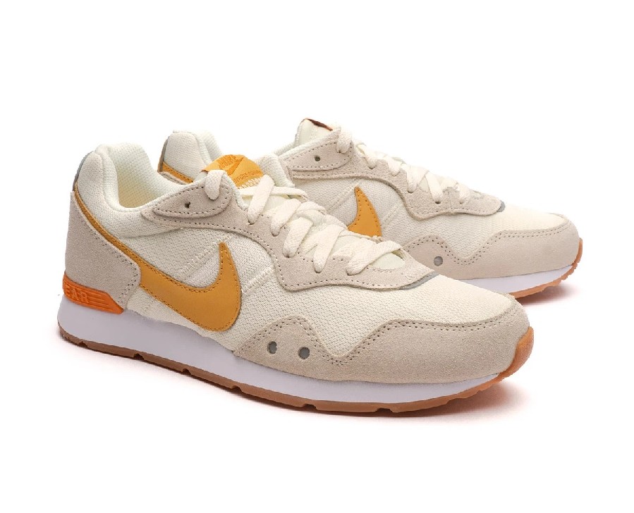 NIKE VENTURE RUNNER BEIGE/MOSTAZA 100 - Imagen 3