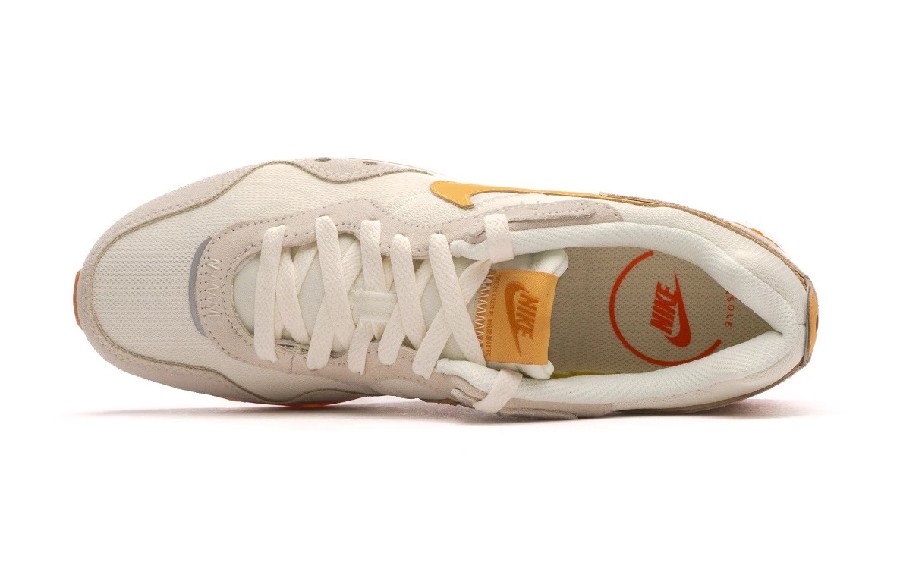 NIKE VENTURE RUNNER BEIGE/MOSTAZA 100 - Imagen 4