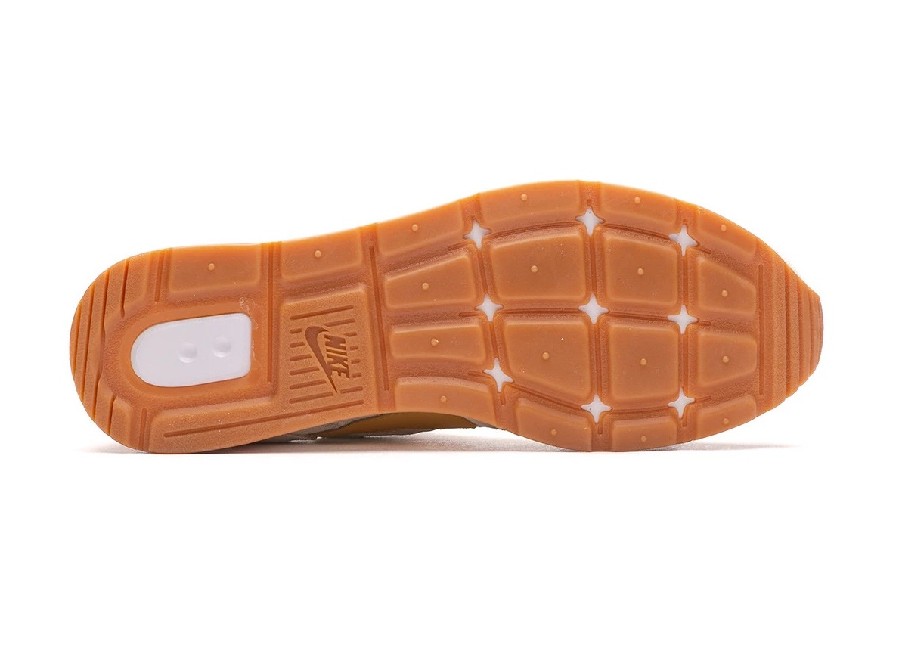 NIKE VENTURE RUNNER BEIGE/MOSTAZA 100 - Imagen 5