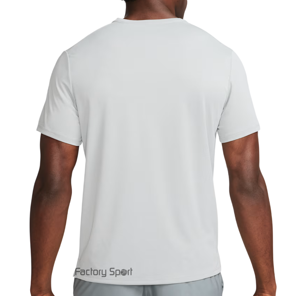 NIKE MILER DRI FIT UV CAMISETA POLIESTER GRIS 098 PARA HOMBRE - Imagen 4